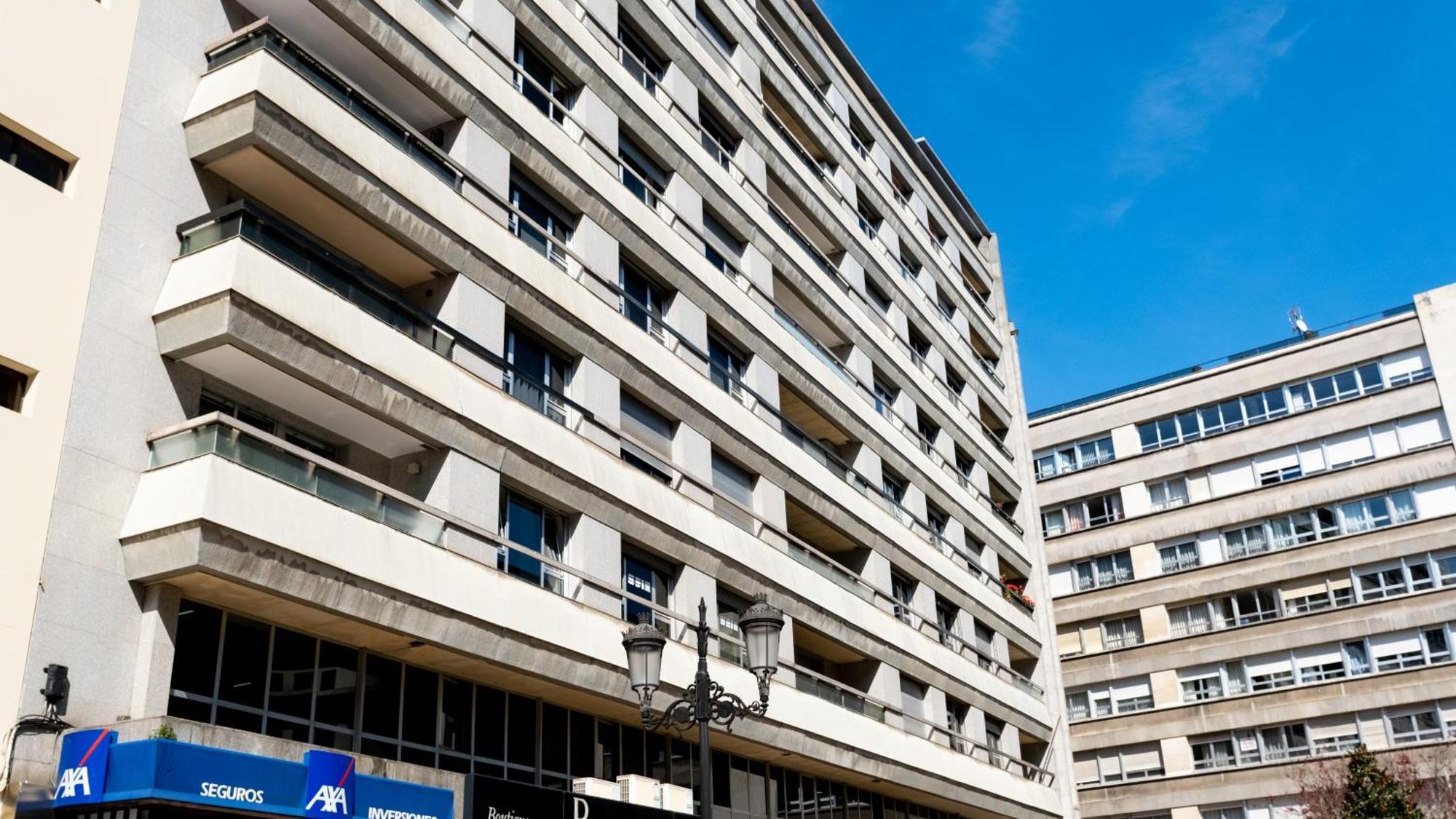 Centro. Plaza De Longoria Carbajal. Parking Gratis Oviedo